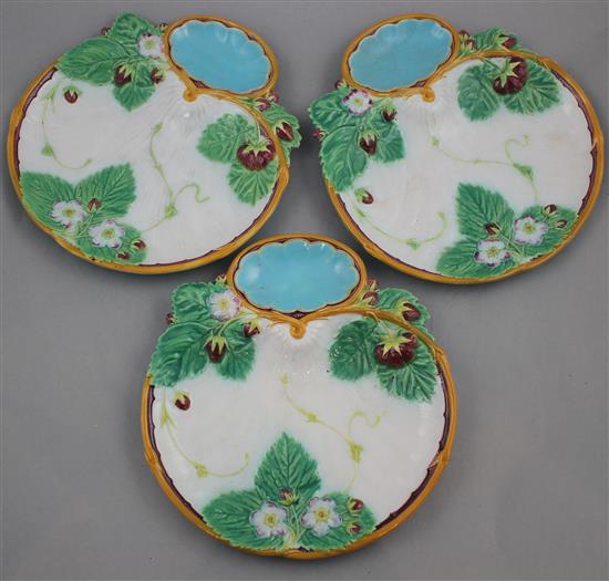 Three Minton majolica shell shape strawberry dishes, c.1867, 21.75cm